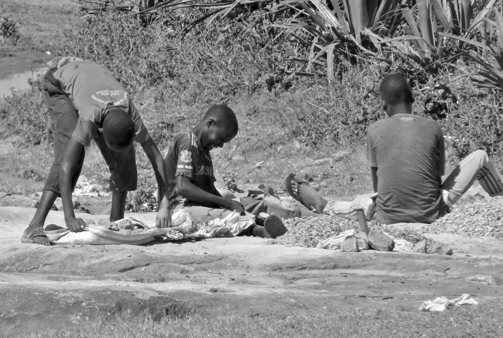 Local boys breaking rocks in preparation of gold processing near Mara River, Tanzania. Jennifer Veilleux © 2016.